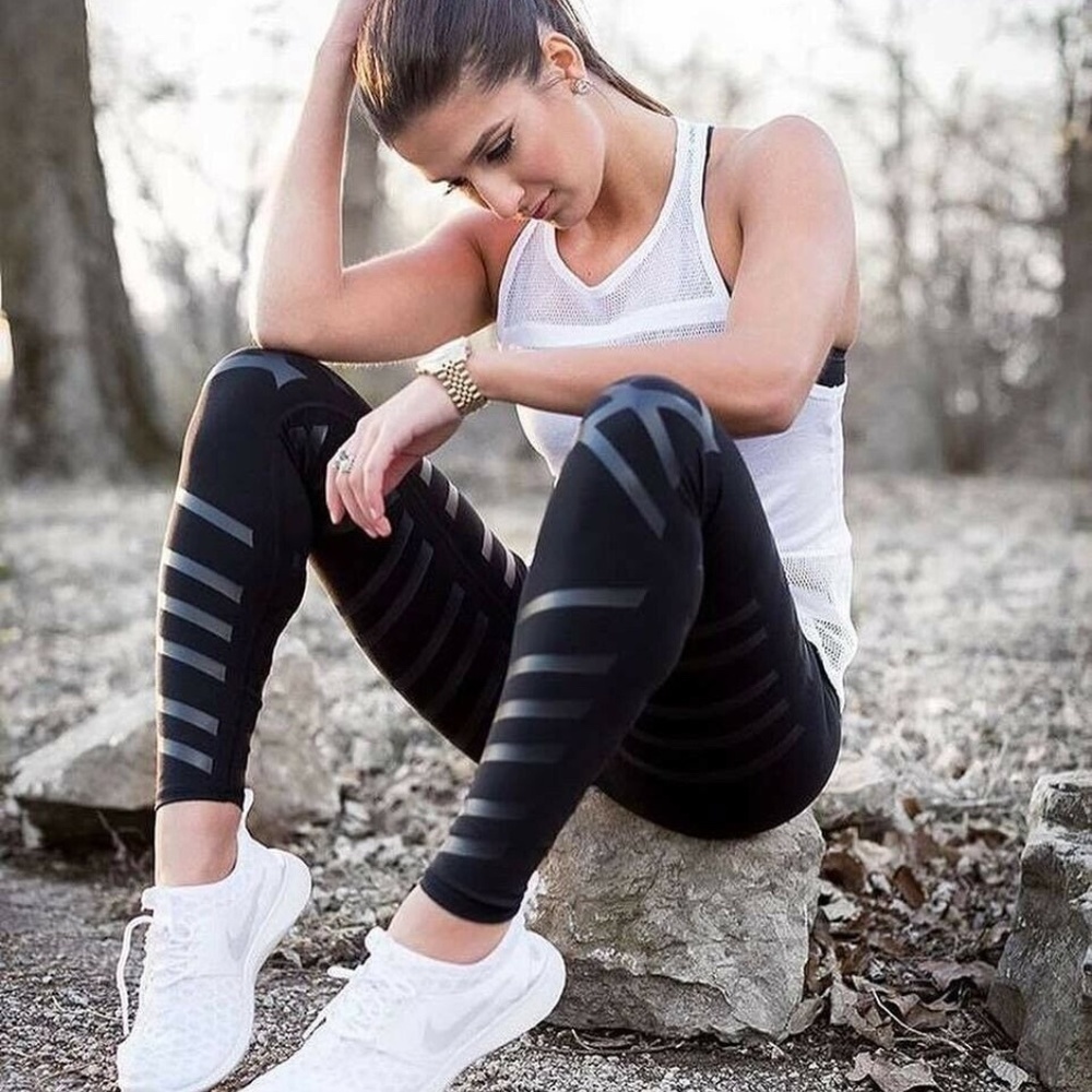 ALO YOGA Airbrush Black Lineal Diagonal Stripe Leggings XS Hailey Bieber